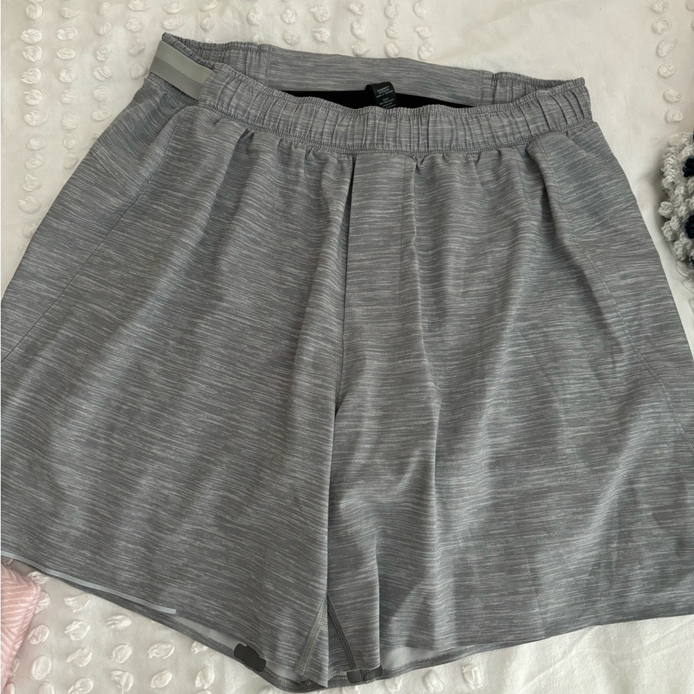 Men’s gray Lulu shorts